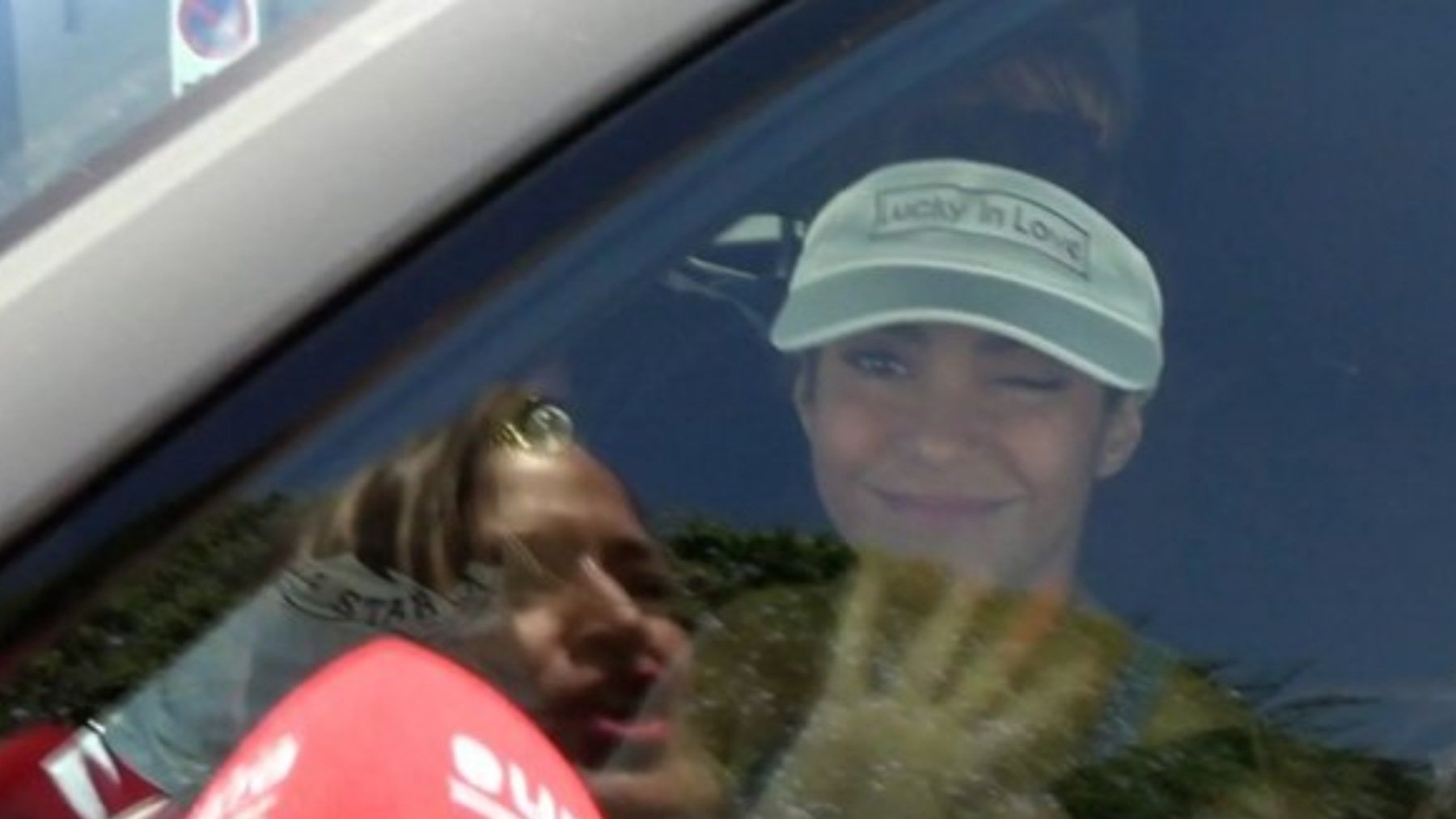 Shakira, saliendo de casa.