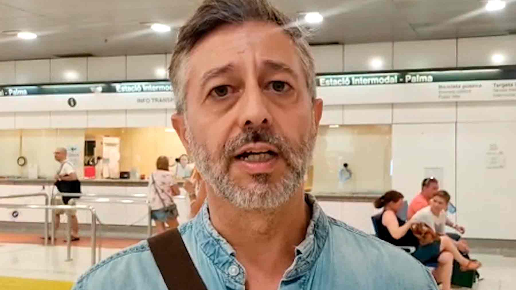 Un trabajador del Hospital Joan March de Mallorca.