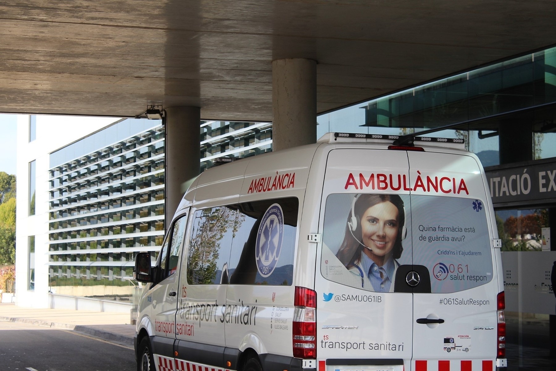 Ambulancia en el Hospital de Son Espases.