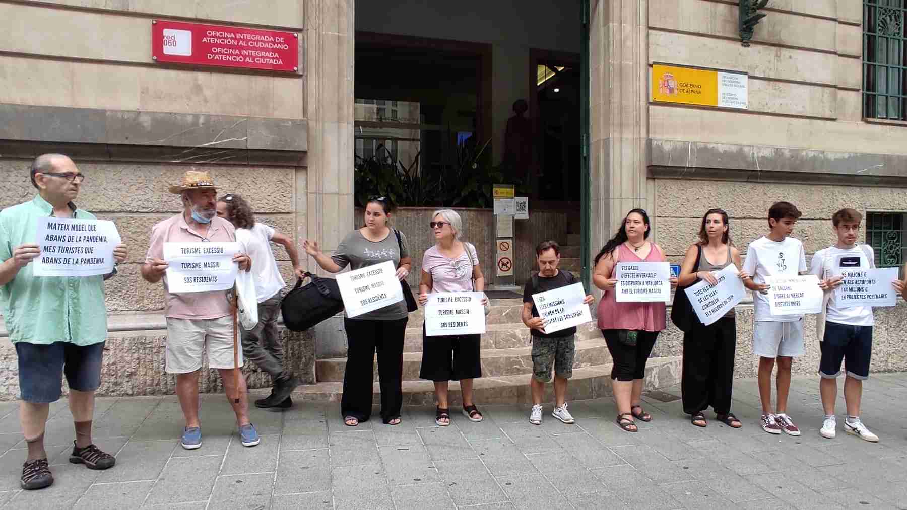 Concentración de la plataforma anti turística frente a la Delegación del Gobierno en Palma.