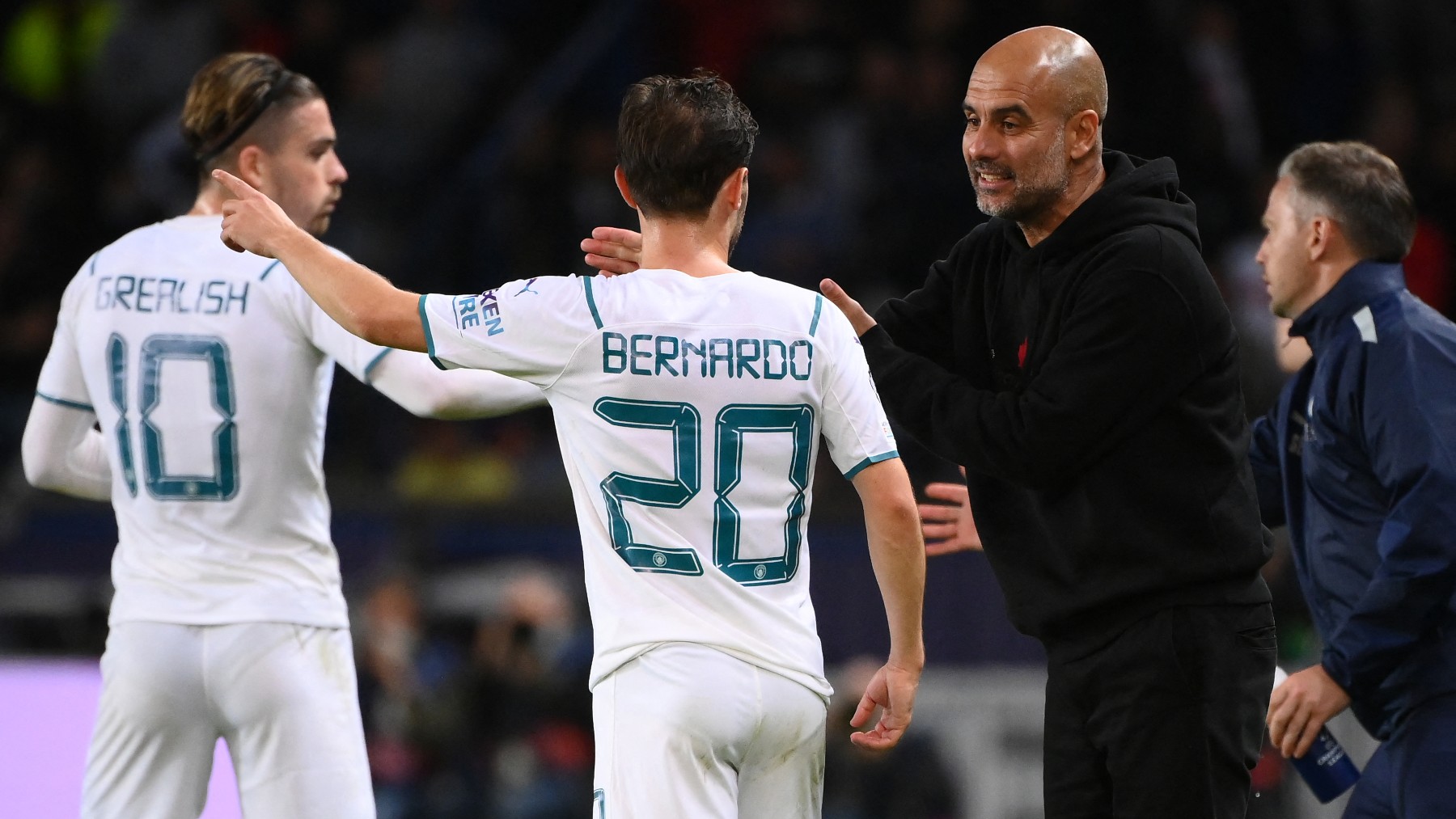 Pep Guardiola dando instrucciones a Bernando Silva. (AFP)