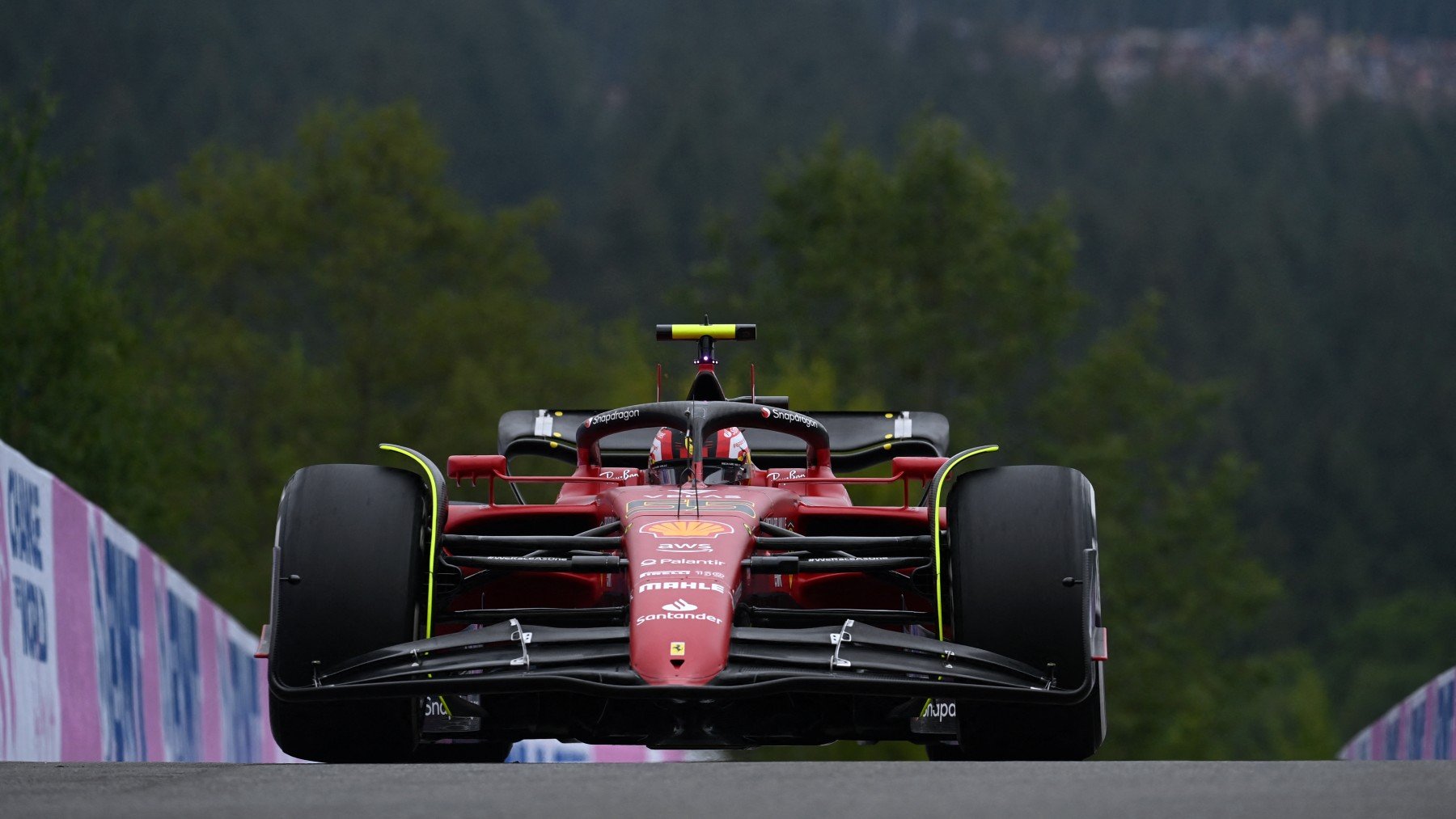 Sainz, durante los libres en Bélgica. (AFP)