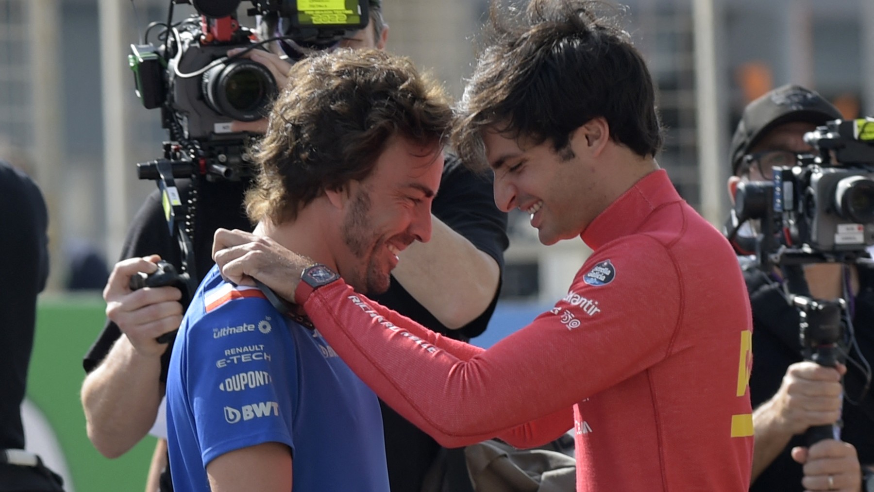 Alonso y Sainz antes de un Gran Premio. (AFP)