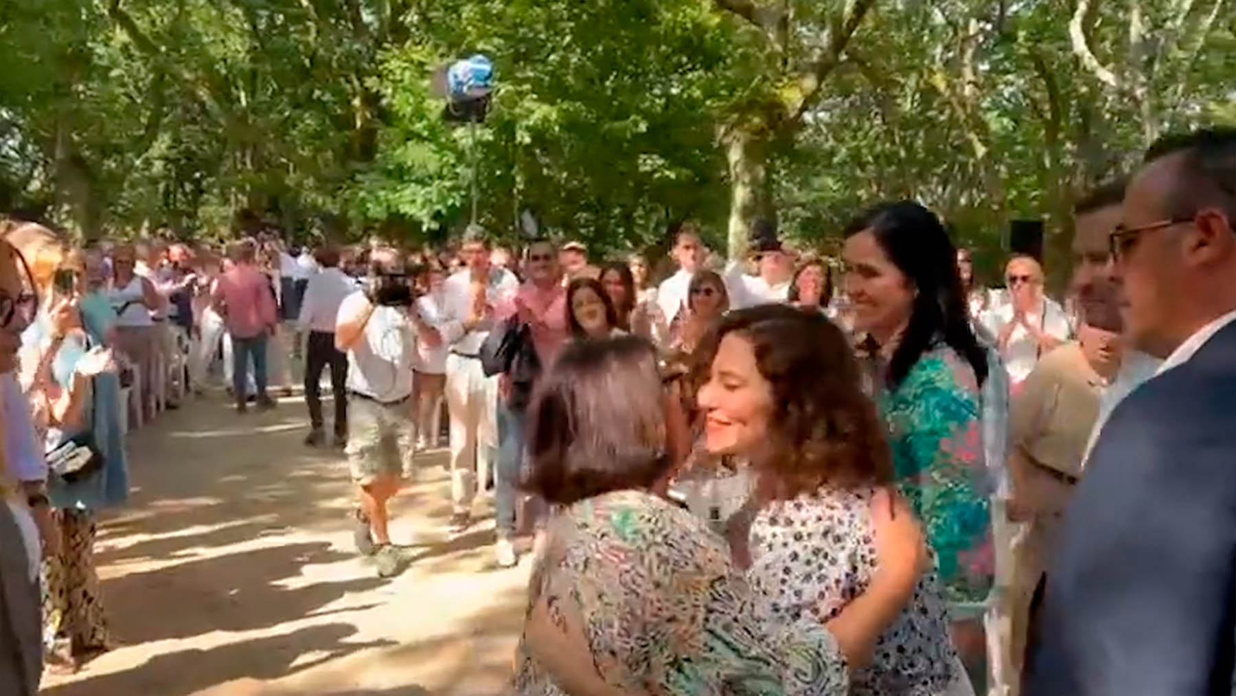 Isabel Díaz Ayuso saludando a sus fans