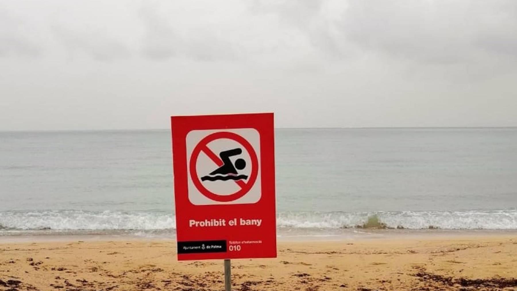 El cartel de prohibición del baño figura desde este mediodía en las playas de Palma, como la de Can Pere Antoni.