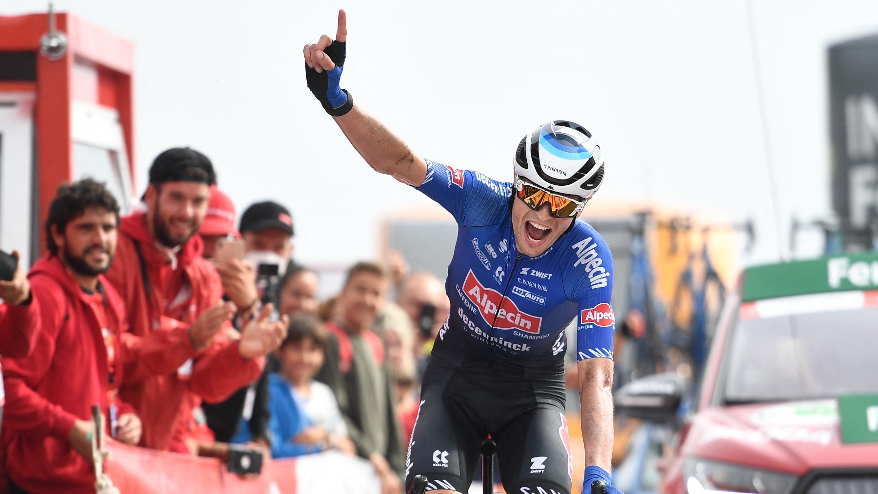 Jay Vine celebra su triunfo de etapa en la Vuelta. (AFP)