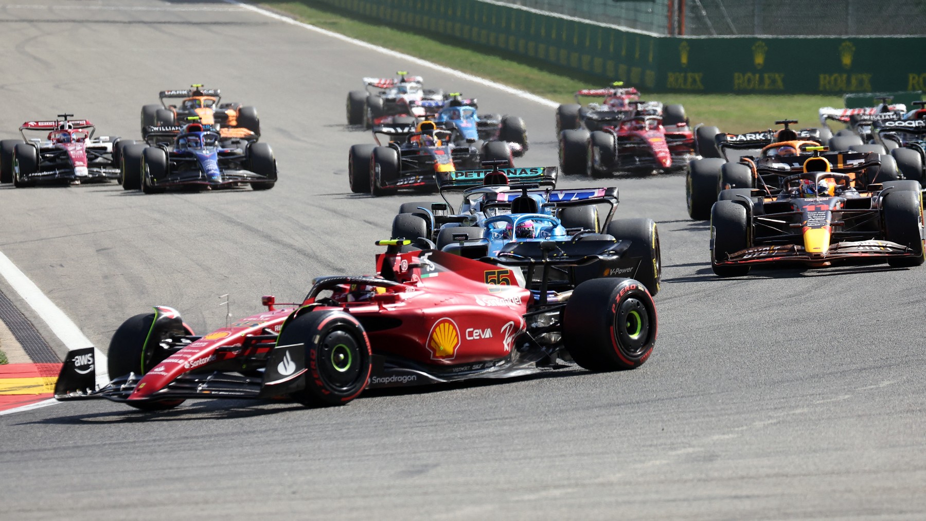 Sainz y Alonso hicieron una gran salida en el Gran Premio de Bélgica. (AFP)