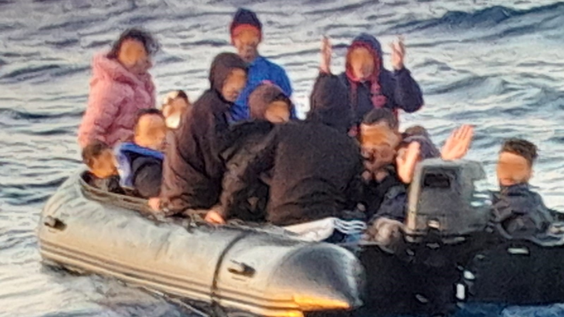 Inmigrantes ilegales a bordo de una patera (SALVAMENTO MARÍTIMO).