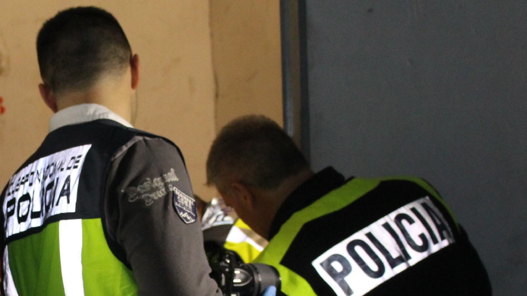 Agentes de la Policía Nacional comprobando el doble fondo del armario.