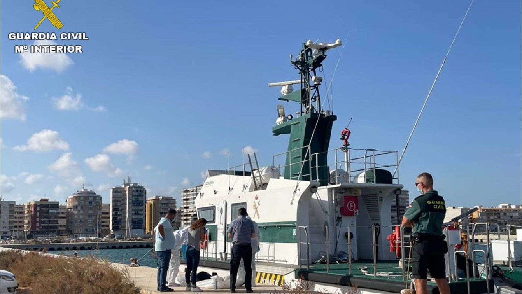 Efectivos de la Guardia Civil ante 2 de los cadáveres hallados.