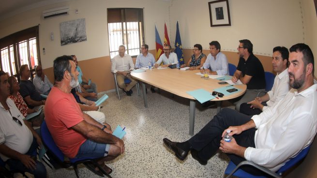 Mazón se reúne con 15 alcaldes por el incendio de Vall d'Ebo mientras Puig evita las Cortes