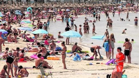 Turistas en una playa de Mallorca.