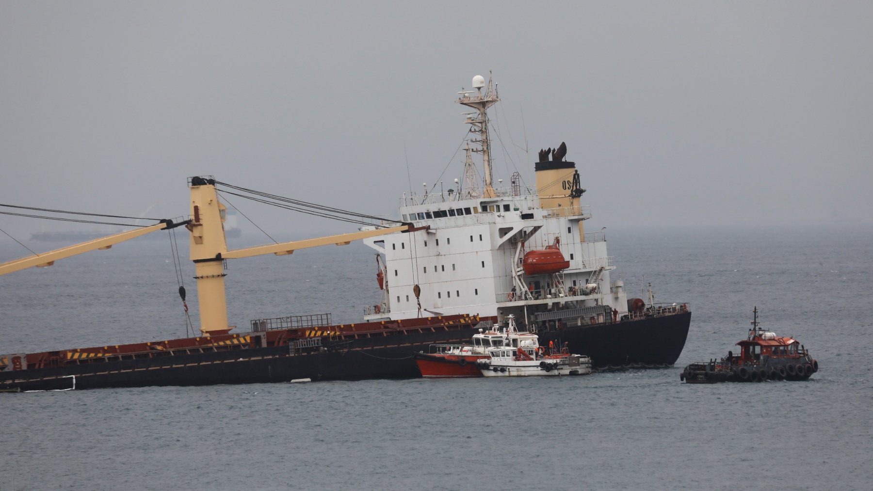 El buque OS 35 varado en la Bahía de Algeciras (EFE).