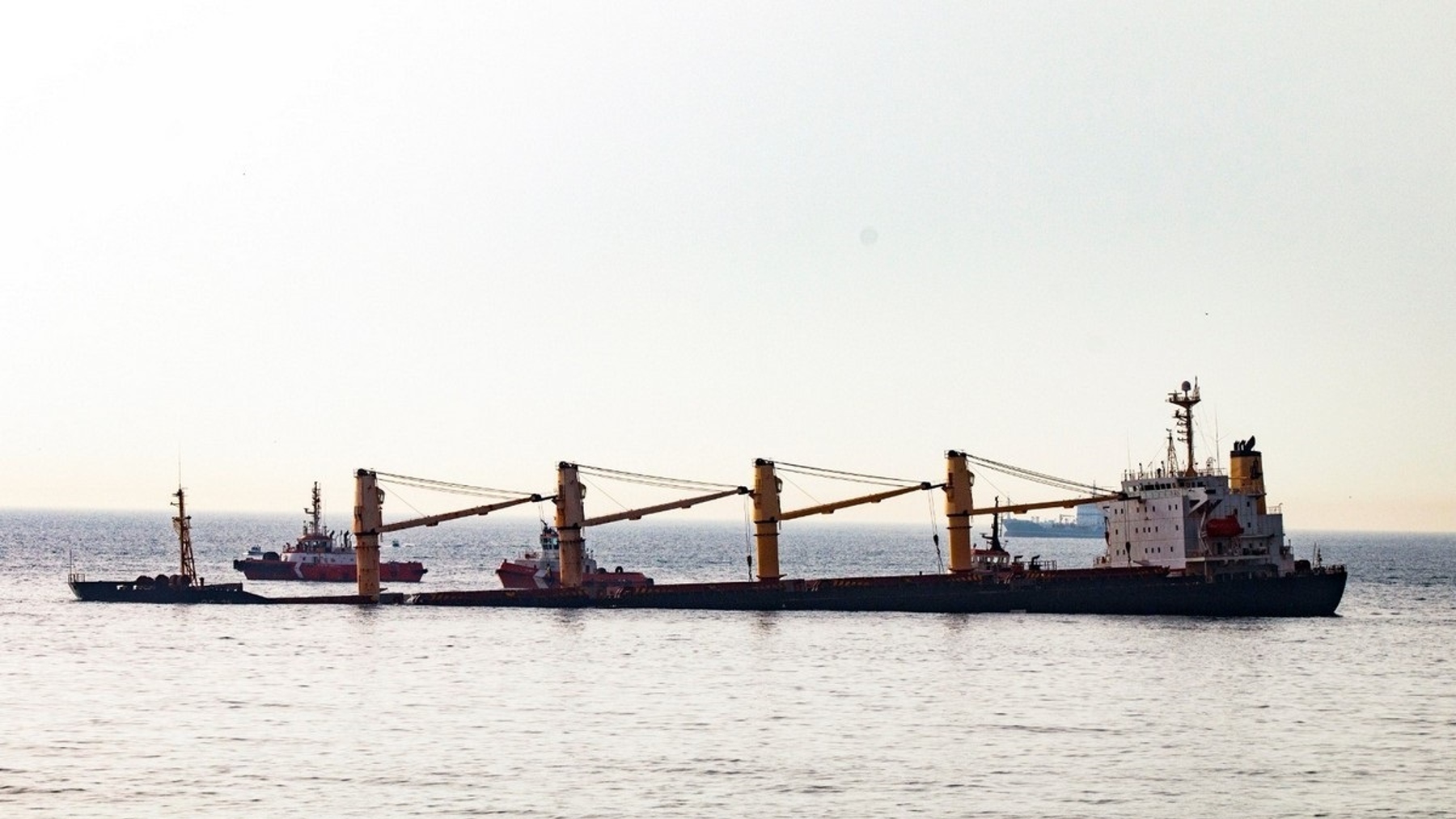 Buque OS 35 semihundido frente a la costa de Gibraltar.