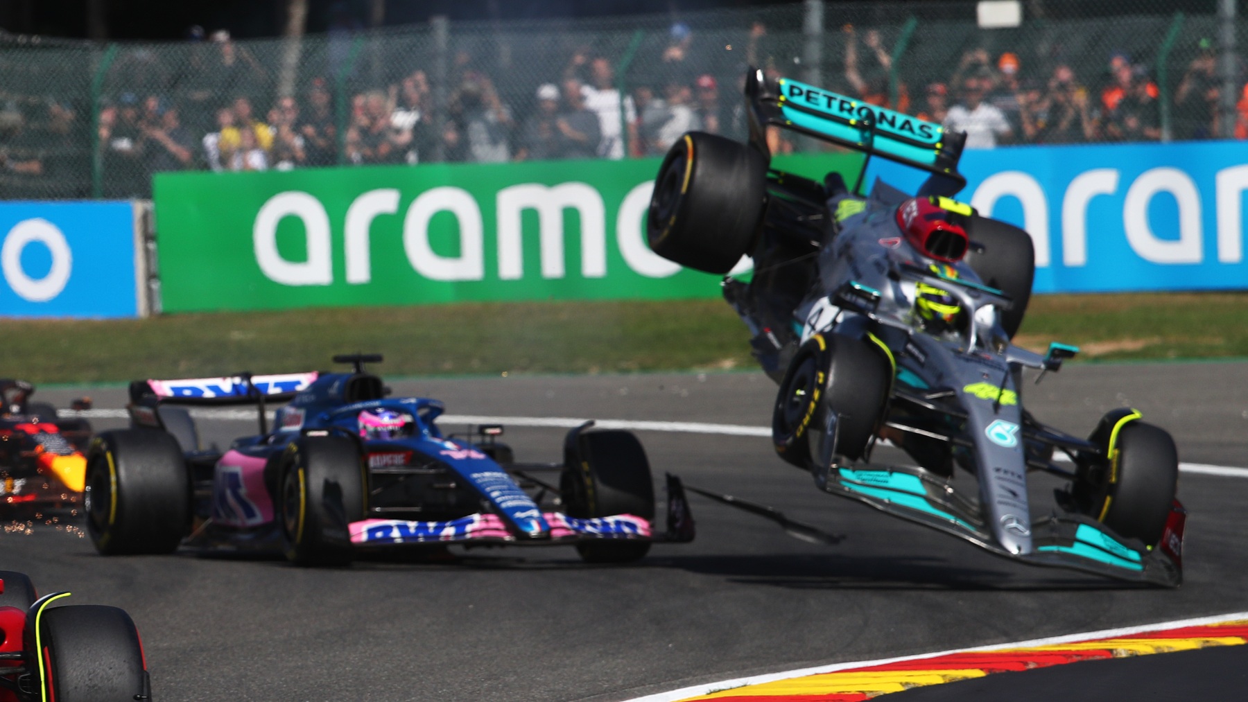 El choque entre Alonso y Hamilton. (Getty)