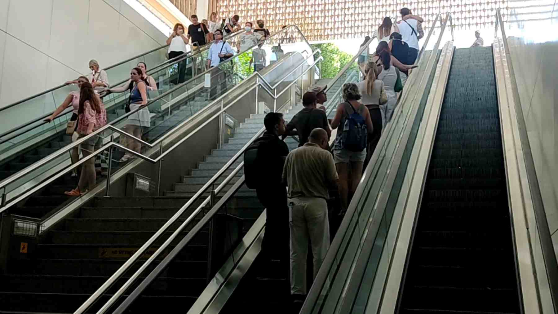 Usuarios de la Estación Intermodal de Palma.