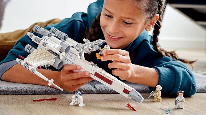 Niña jugando con un Lego de Star Wars