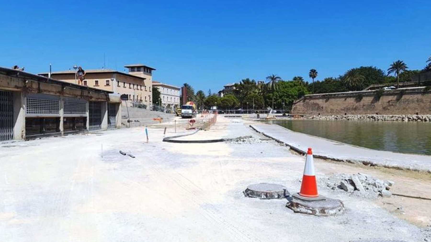 Obras de pavimentación del Parc de la Mar en Palma.