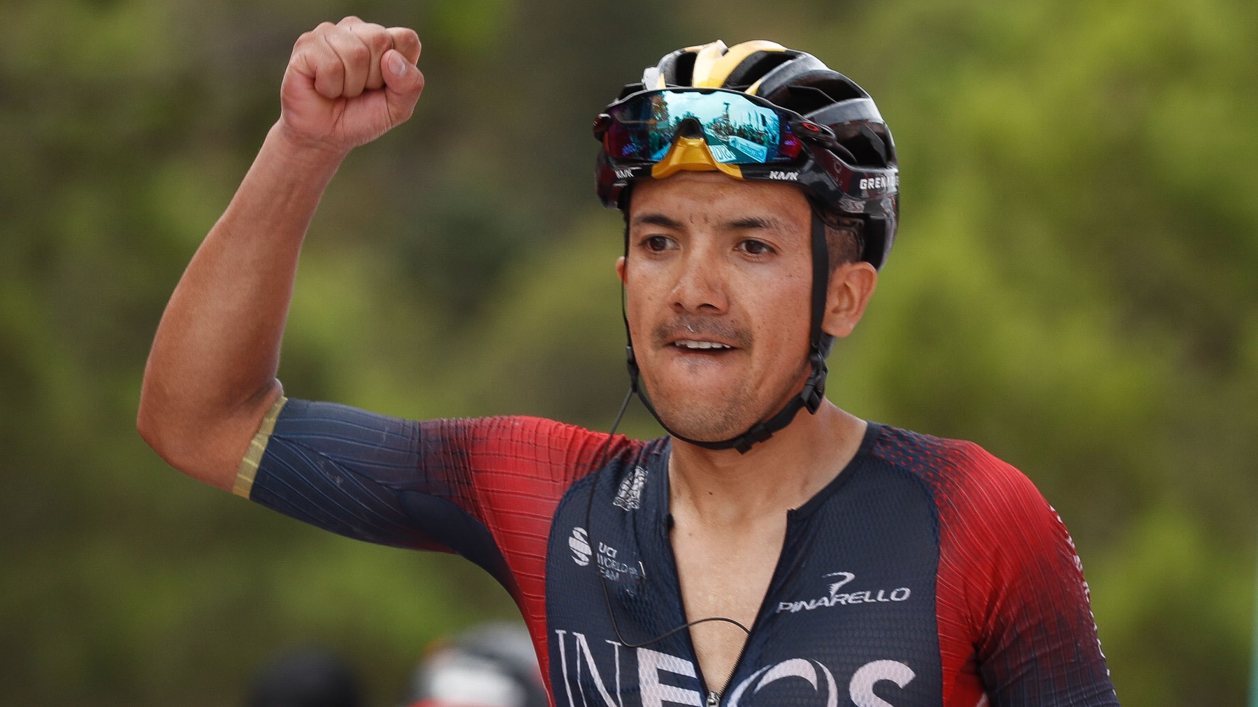 Carapaz celebra su victoria en La Vuelta. (EFE)