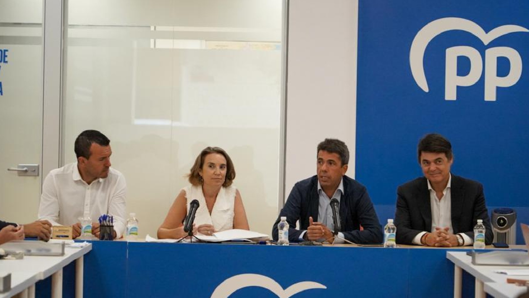 Cuca Gamarra y Carlos Mazón, en el centro, hoy, en la reunión mantenida en Valencia.