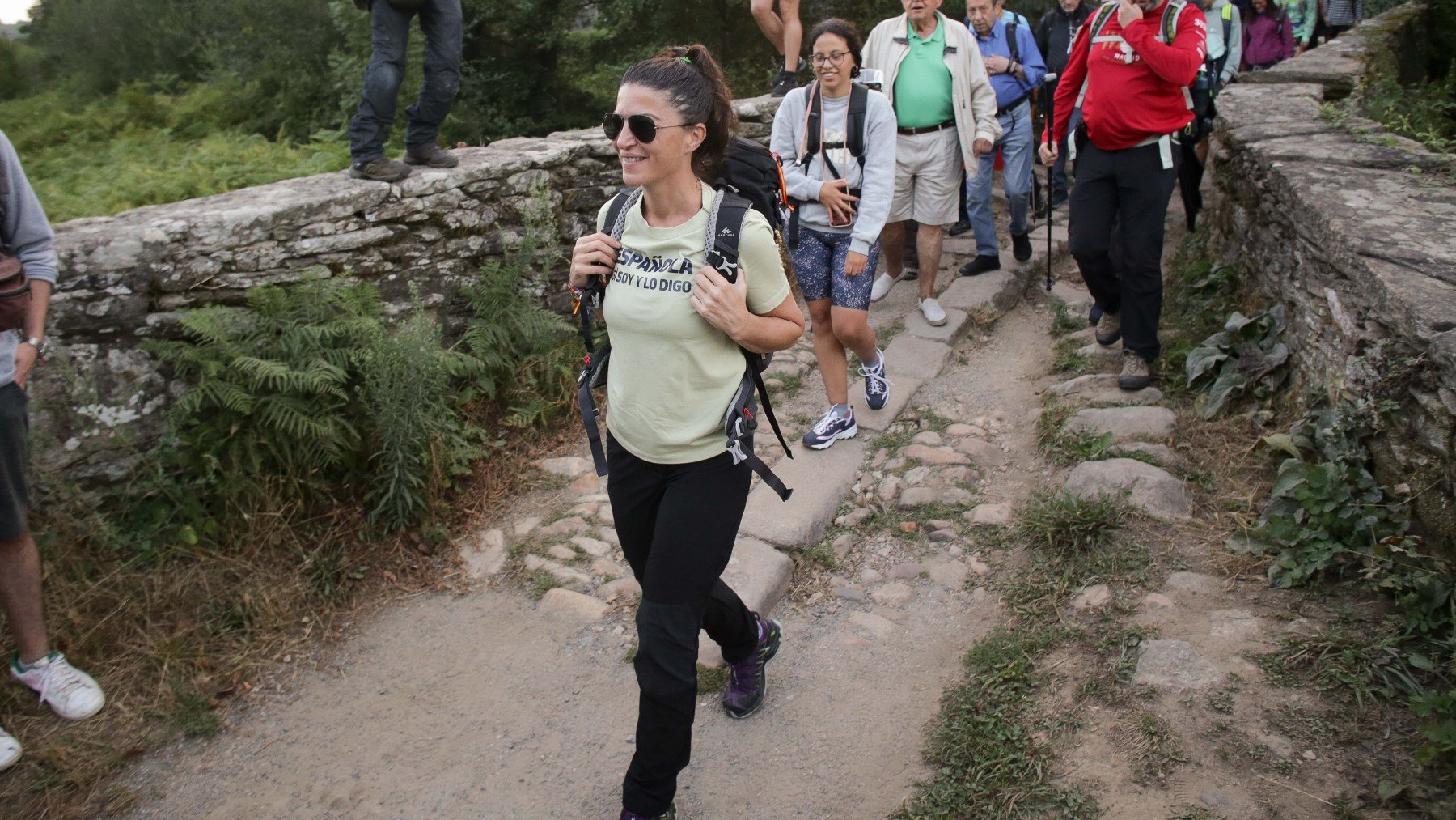 Macarena Olona haciendo el Camino de Santiago.