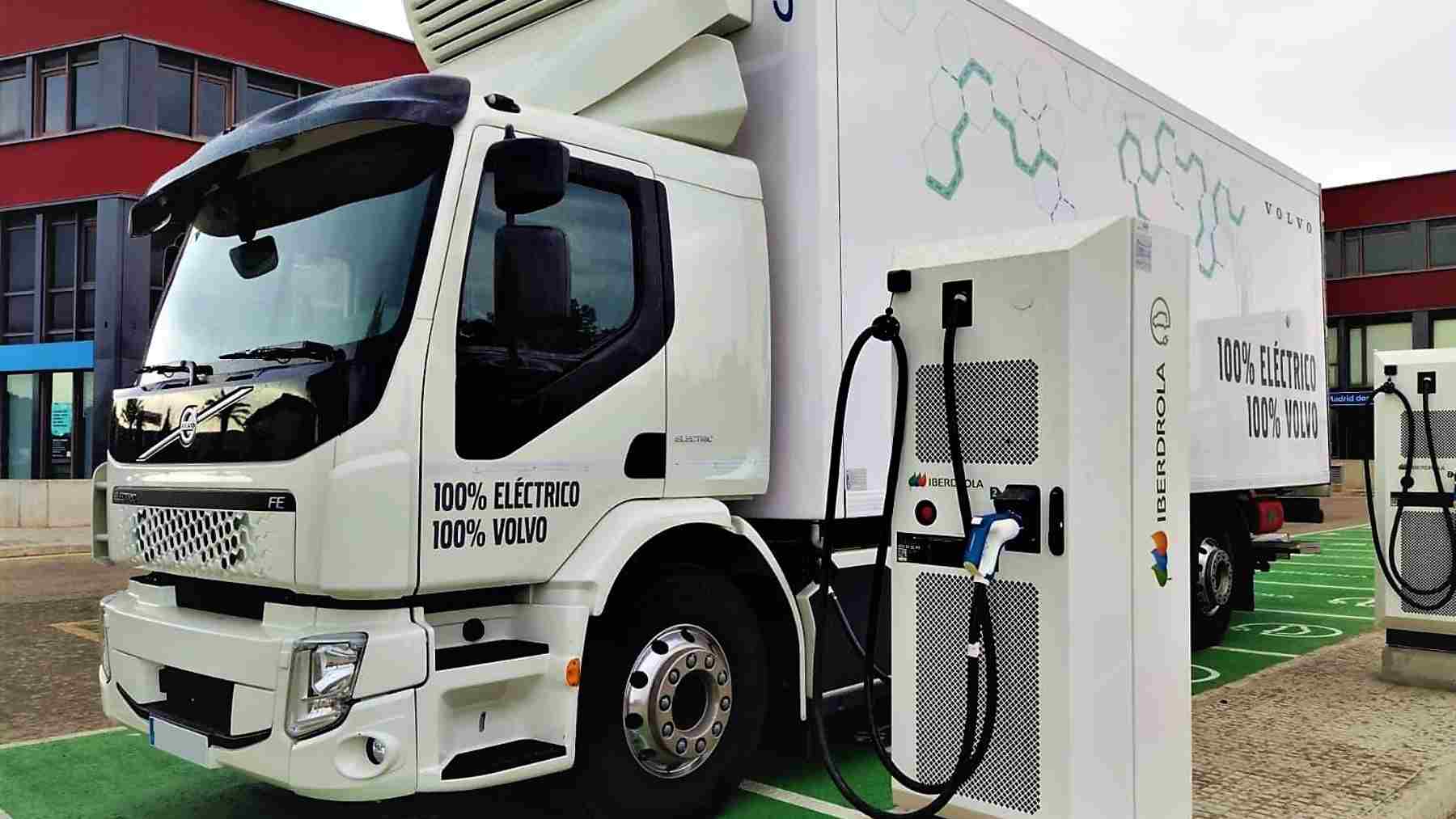 Iberdrola y Acotral, proveedor logístico de Mercadona, inician las pruebas de un camión eléctrico en Baleares.