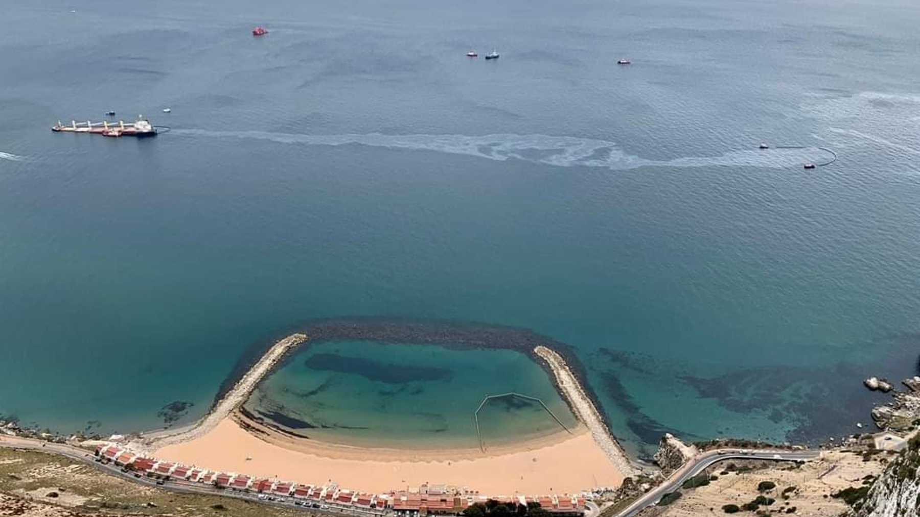Fuga de combustible del buque OS 35, varado frente a la costa este de Gibraltar (@_manuelruiz).