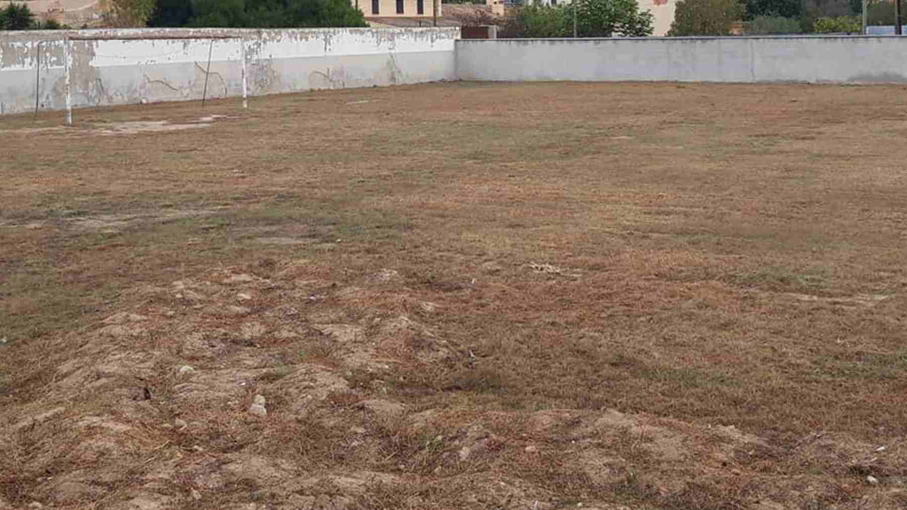 Estado del terreno de juego del campo municipal de fútbol del barrio de Verge de Lluc en Palma.