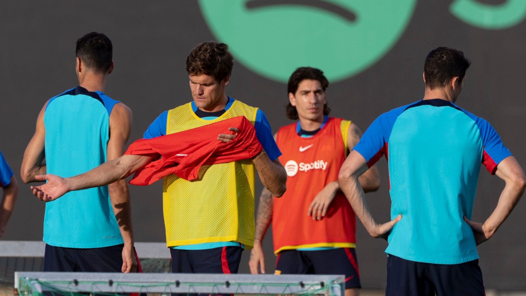 Marcos Alonso se pone el peto en el entrenamiento del Barça.