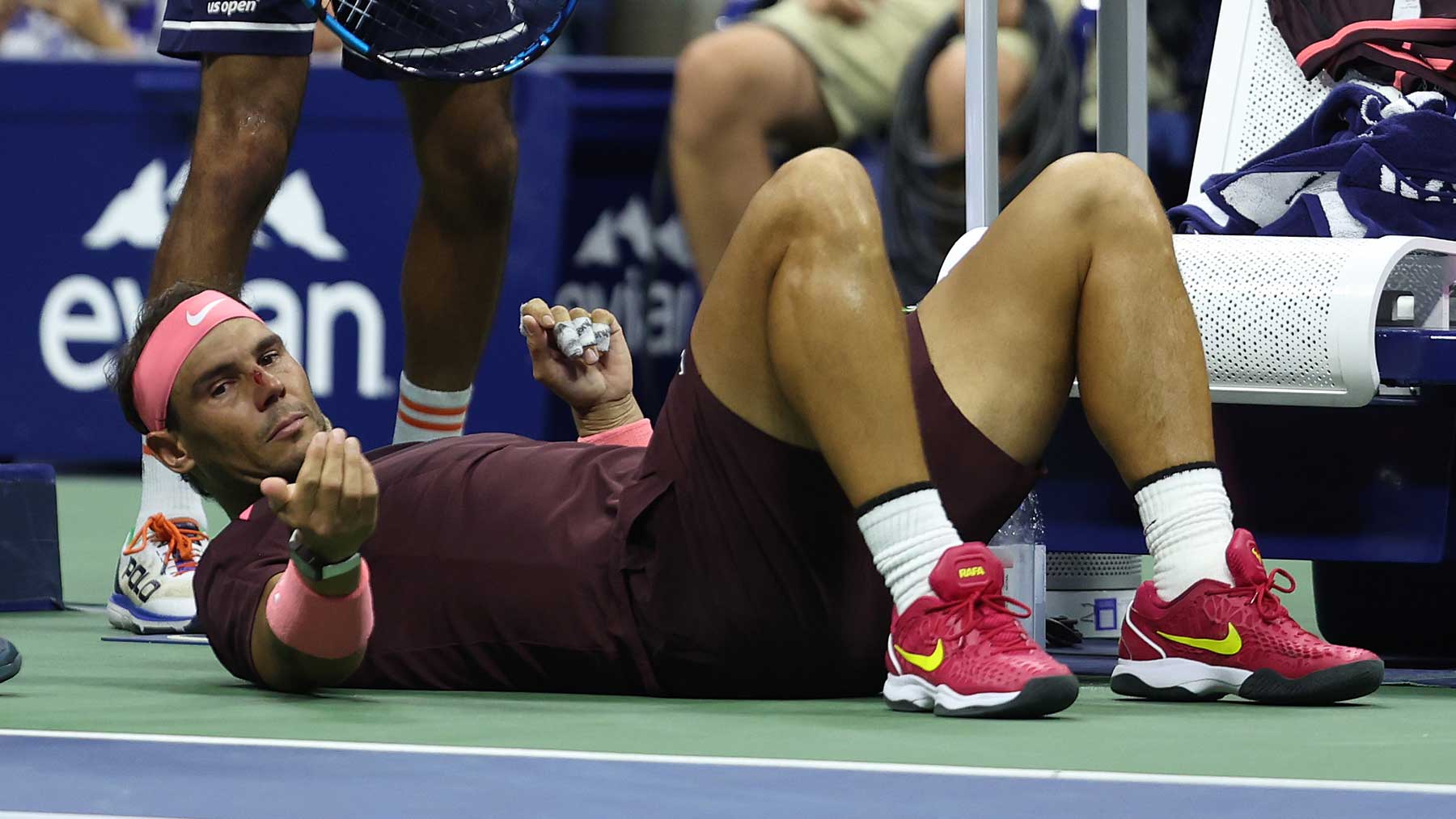 Nadal, tendido en el suelo a la espera de ser atendido durante su partido en el US Open (Getty)