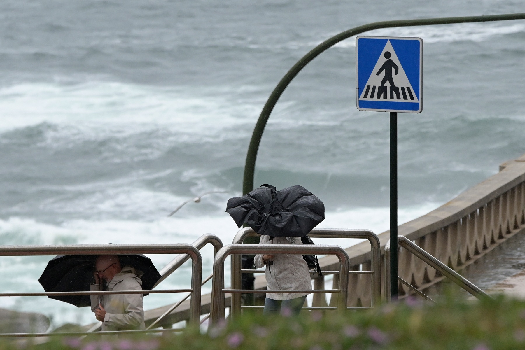 Dos personas bajo la lluvia en La Coruña (EP)