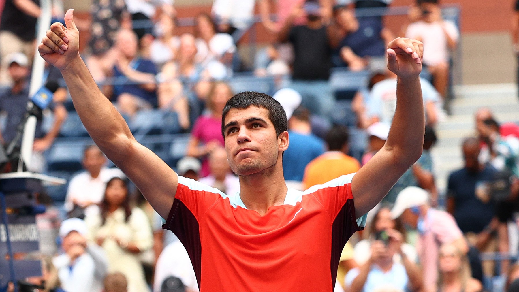 Carlos Alcaraz celebra la victoria. (AFP)