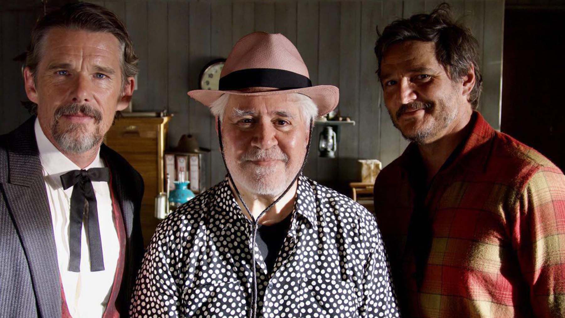 (De izquierda a derecha): Ethan Hawke, Pedro Almodóvar y Pedro Pascal (El deseo)
