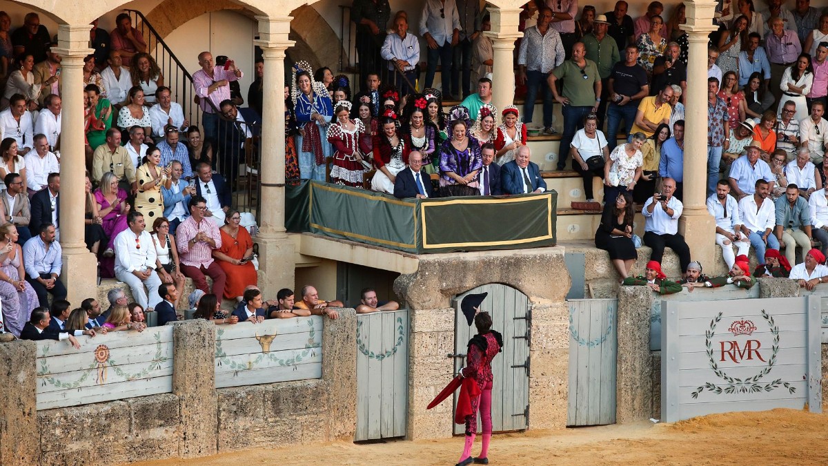 El diestro Roca Rey brinda el sexto toro a las Damas Goyescas.