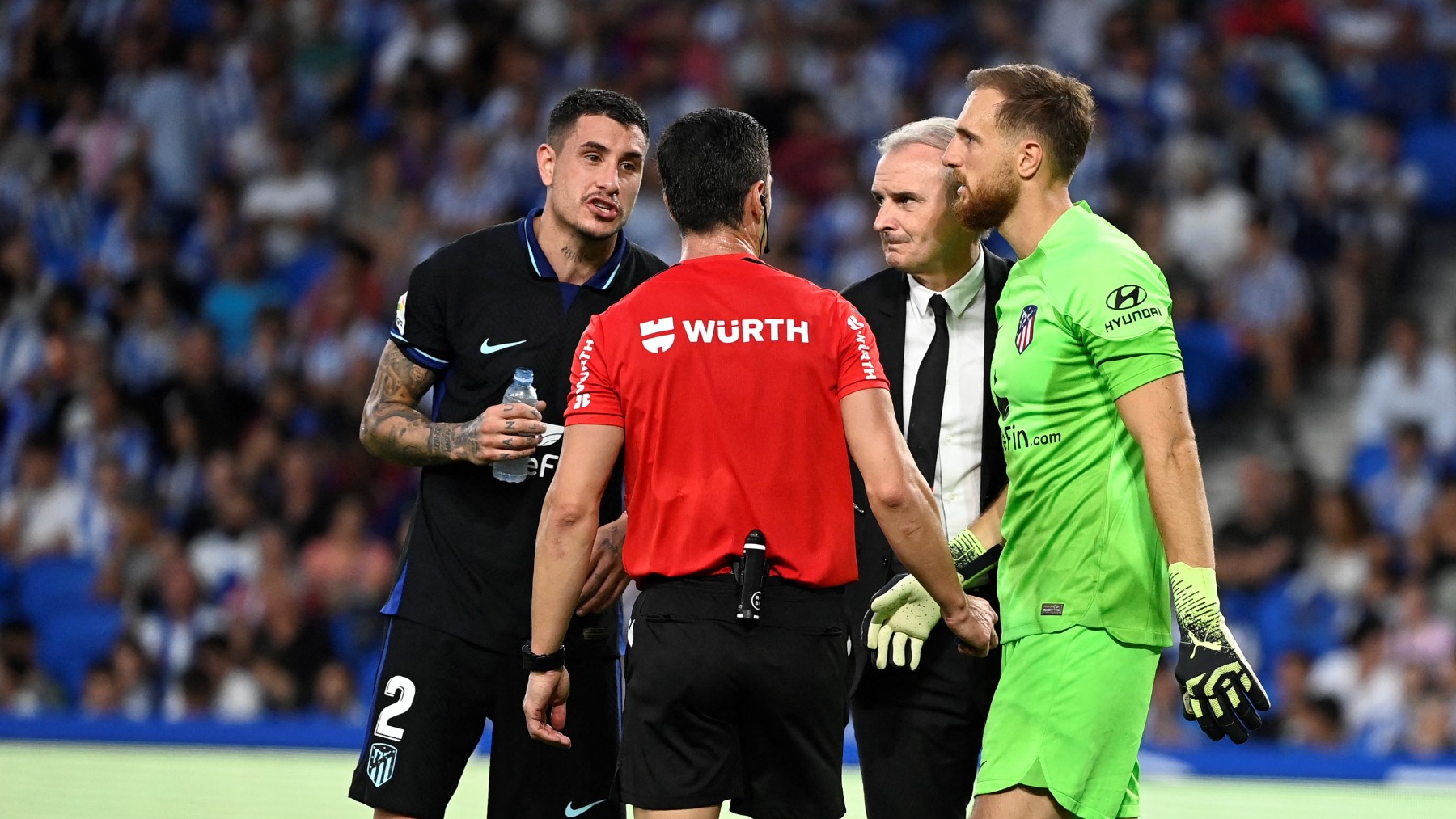 Giménez y Oblak hablan con el árbitro durante el Real Sociedad – Atlético. (AFP)