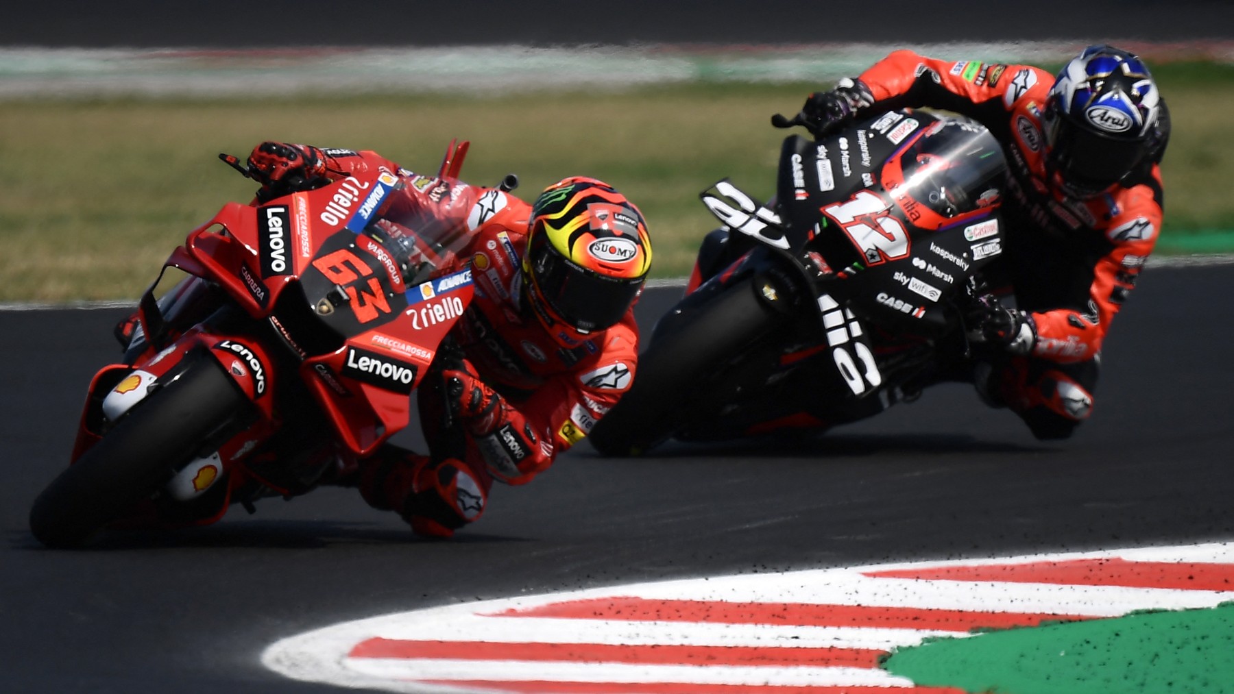Pecco Bagnaia y Maverick Viñales, durante el GP de San Marino de MotoGP. (AFP)