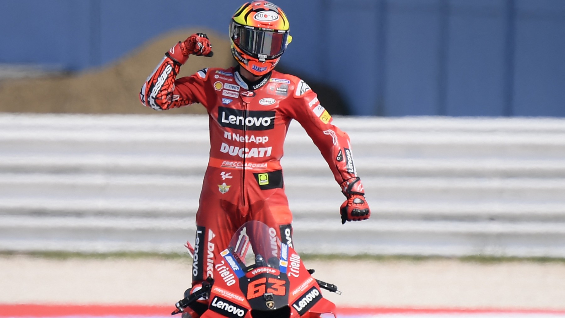 Pecco Bagnaia celebra su victoria en el GP de San Marino de MotoGP. (AFP)