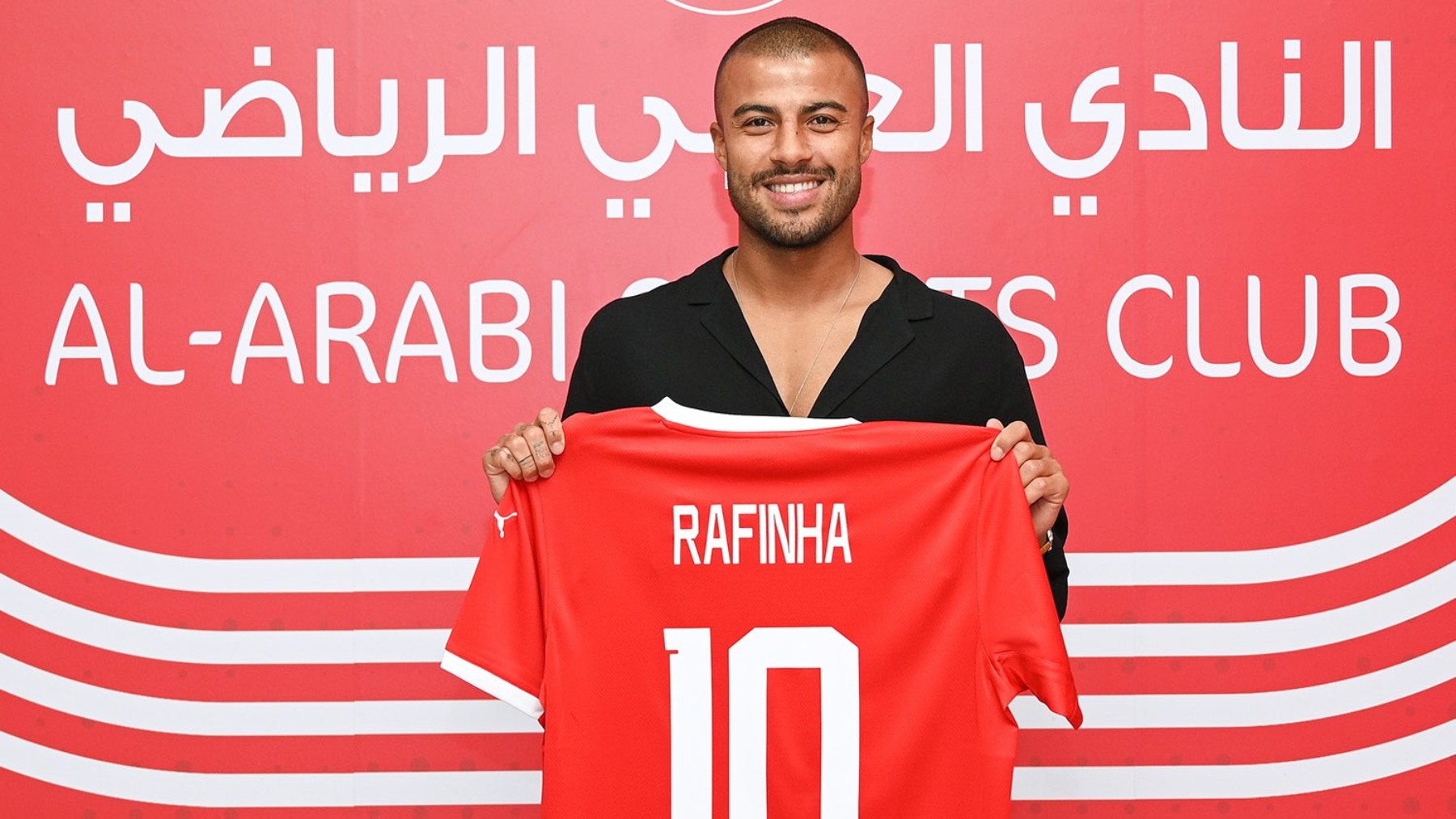 Rafinha posa con la camiseta de su nuevo club. (Al-Arabi)