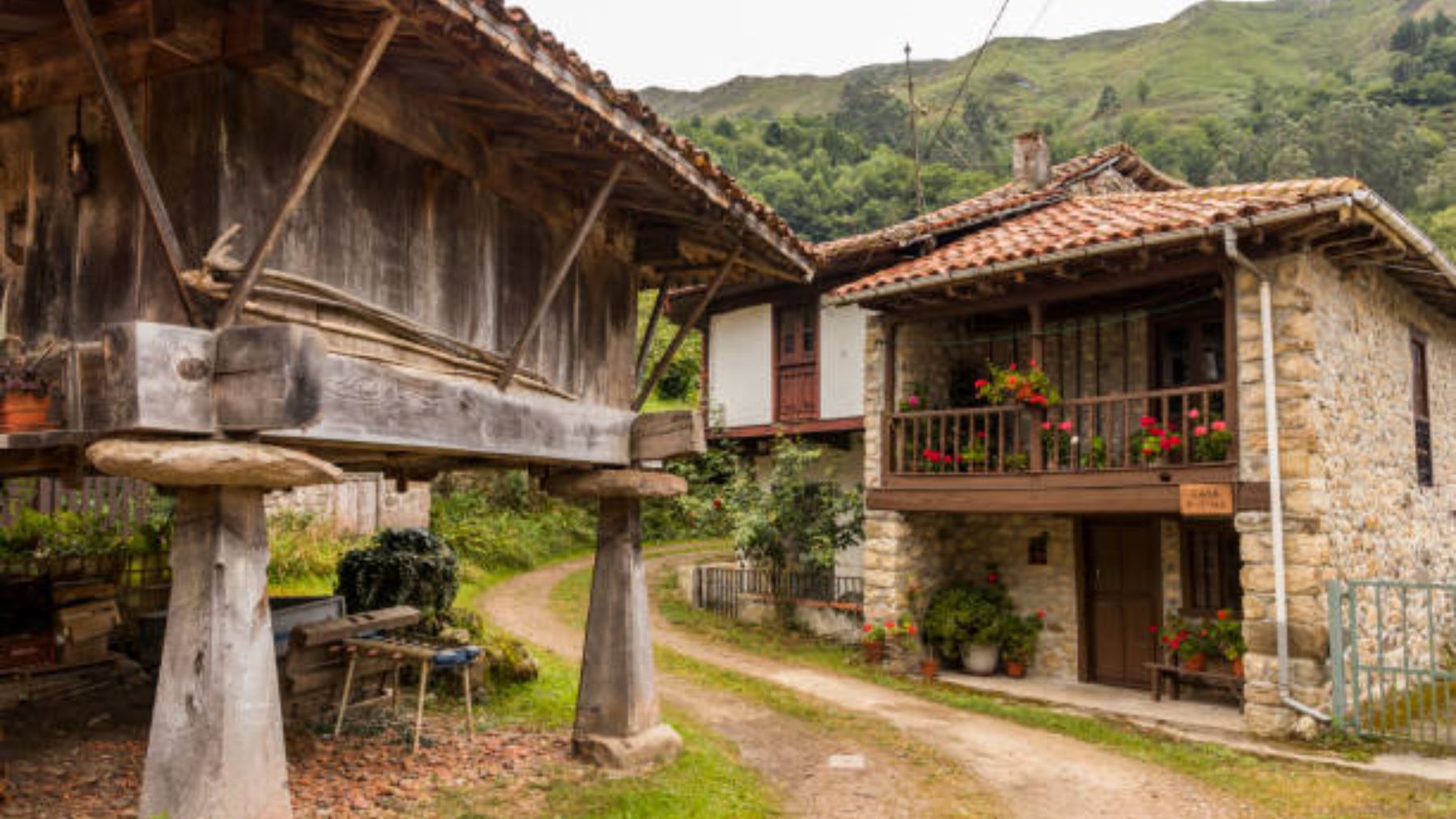 Descubre el pueblo de Asturias con mayor número de hórreos