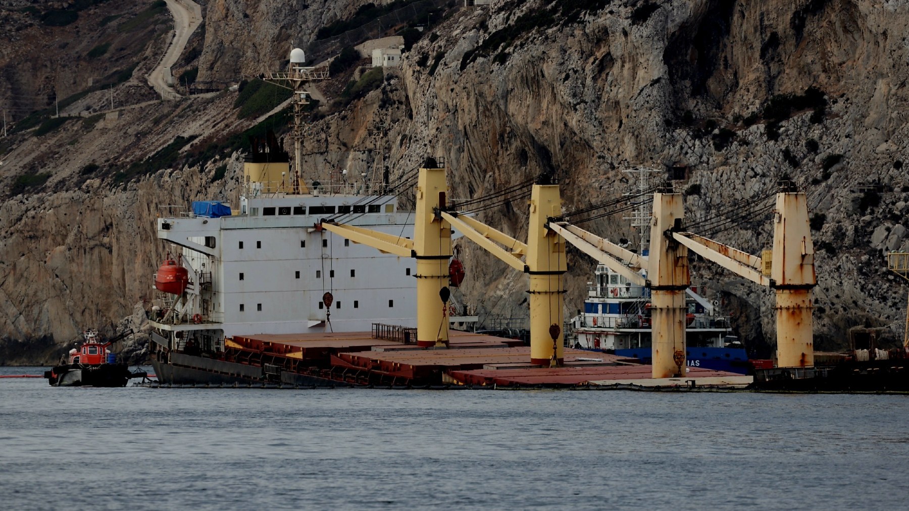 El buque granelero OS35, semihundido frente a las costas de Gibraltar (NONO RICO).