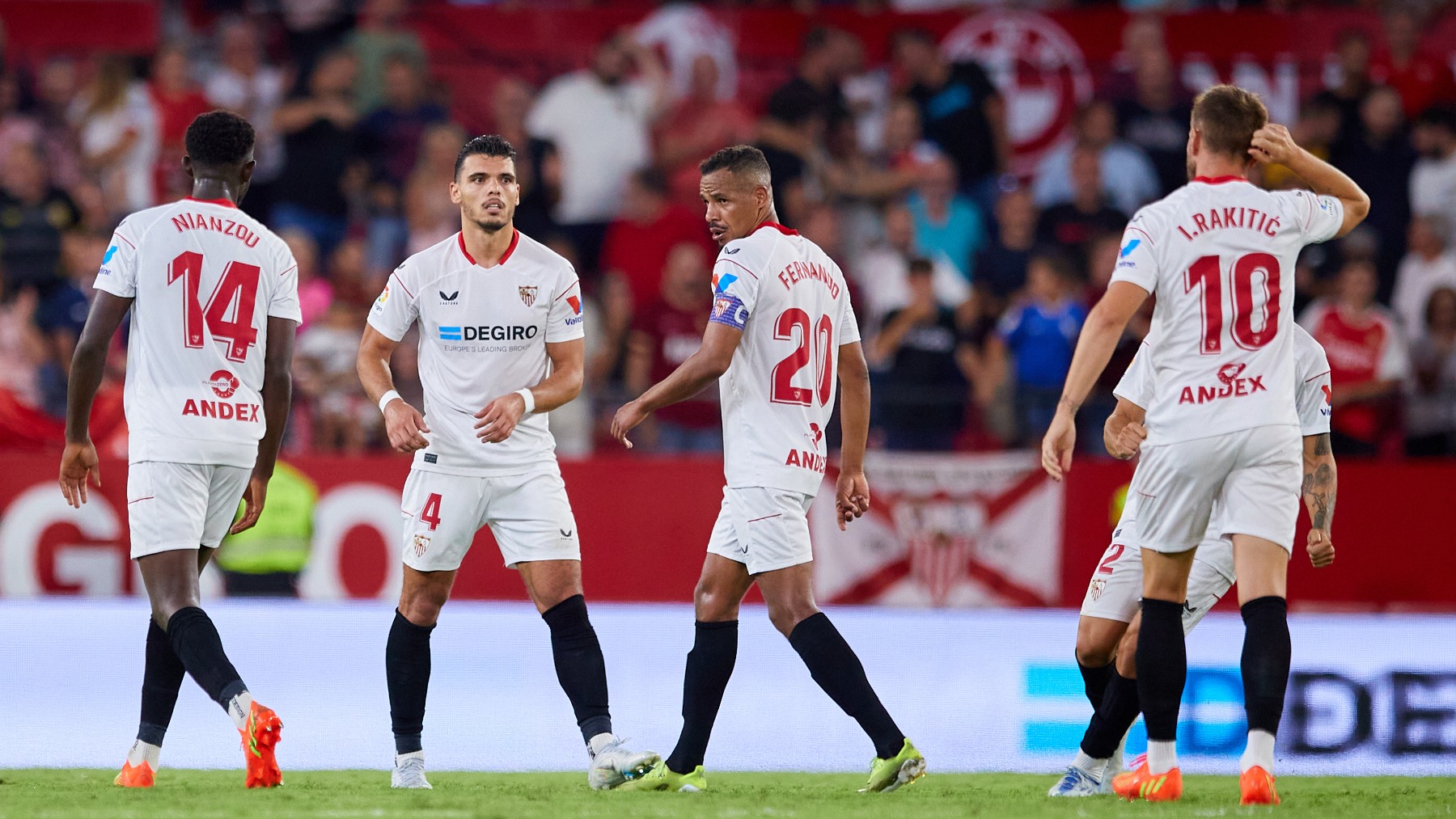 Los jugadores del Sevilla durante un partido. (Getty)