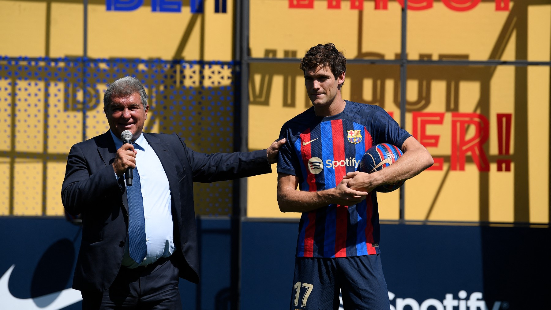 Marcos Alonso, junto a Laporta durante su presentación con el Barça. (AFP)