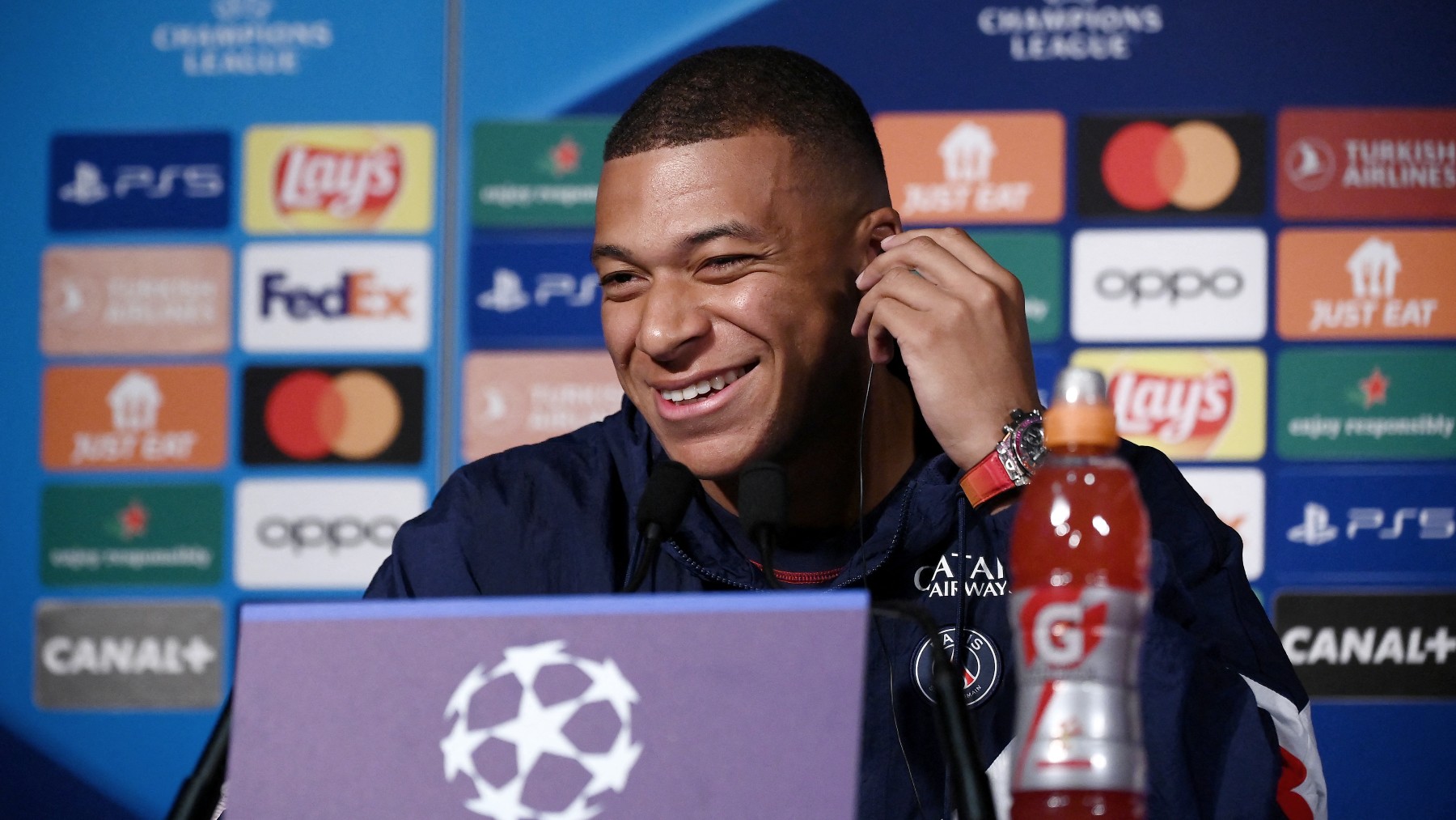 Mbappé, en rueda de prensa. (AFP)