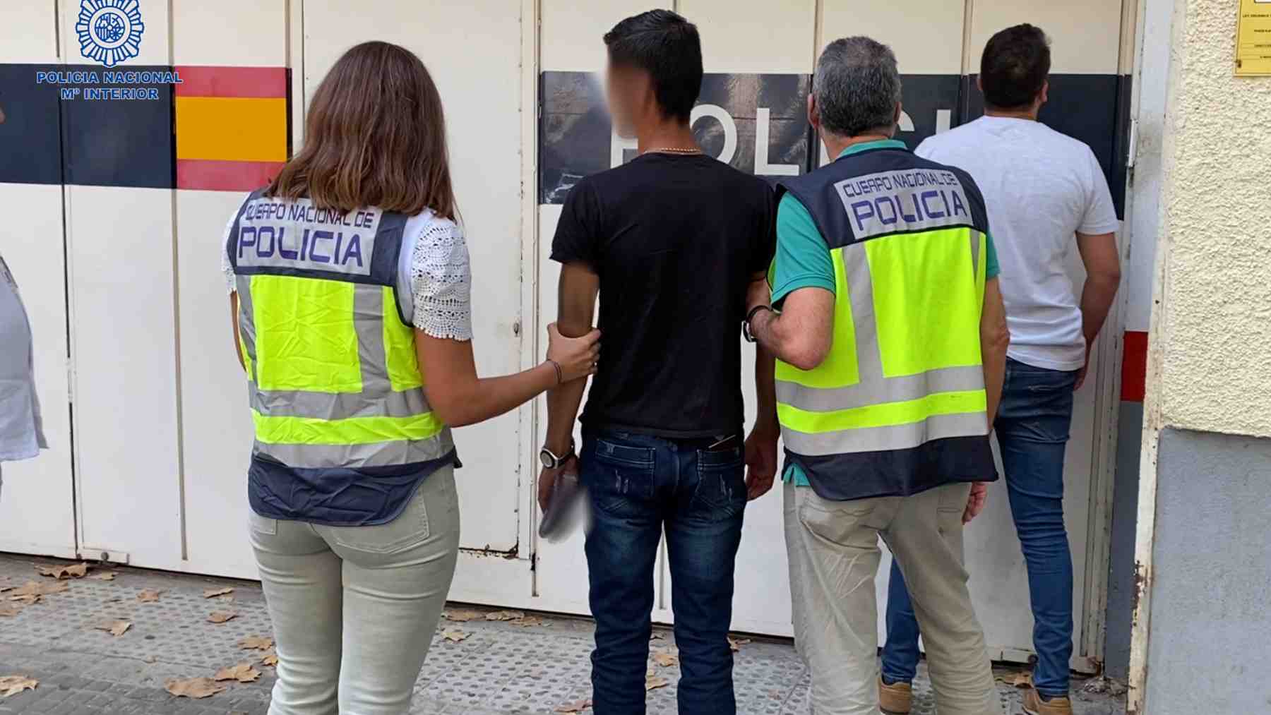 El detenido, colombiano de 27 años, con los agentes de la Policía Nacional. POLICÍA NACIONAL