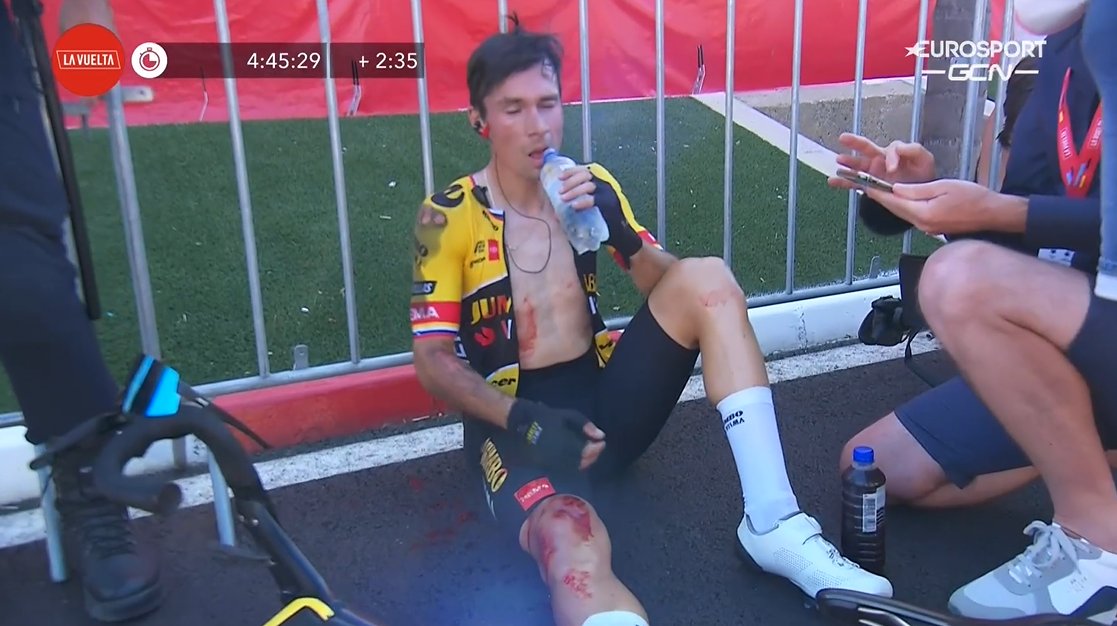Primoz Roglic tras su caída en la Vuelta a España. (Eurosport)