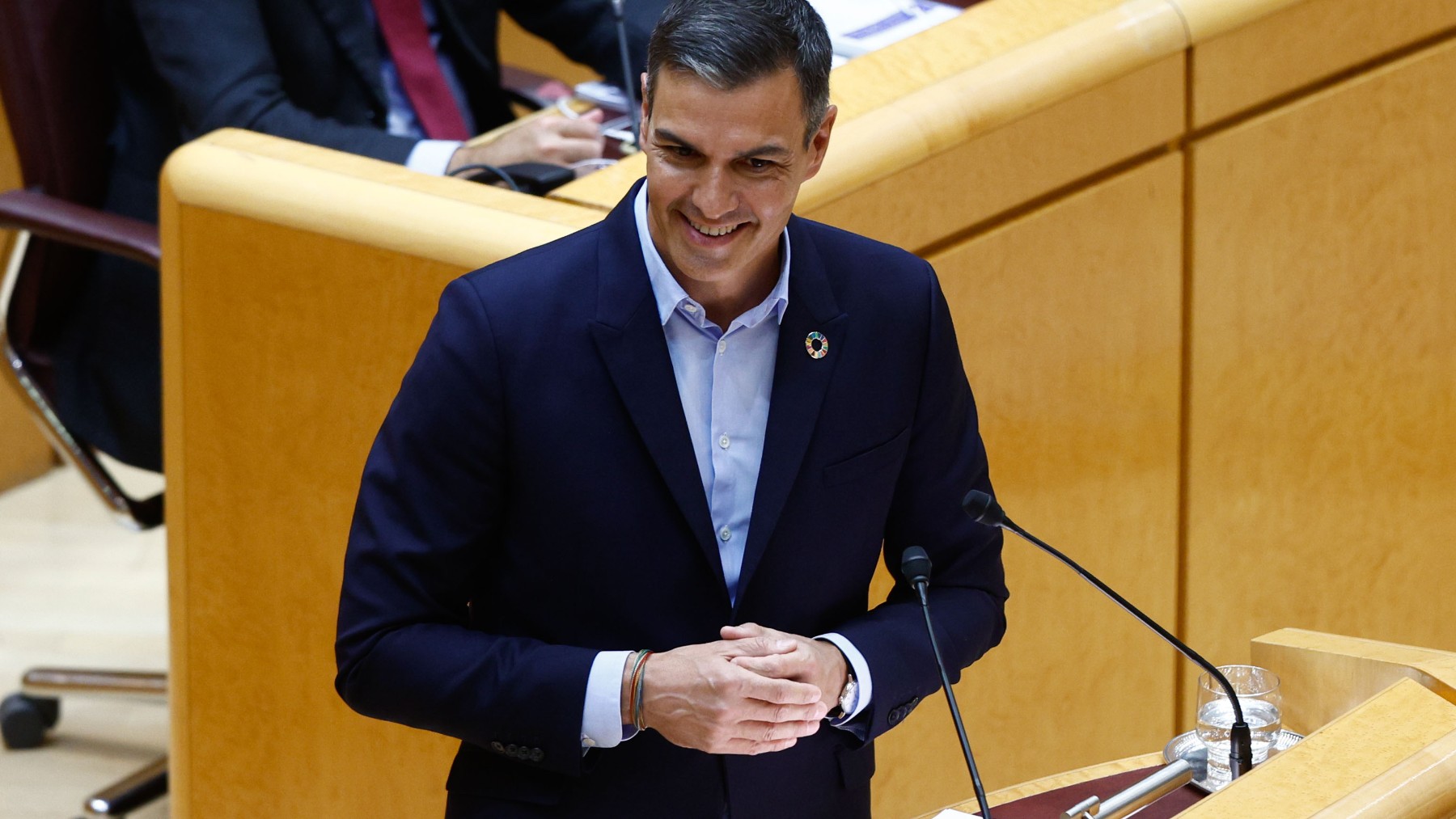 Pedro Sánchez sin corbata en el Senado. Foto: EFE
