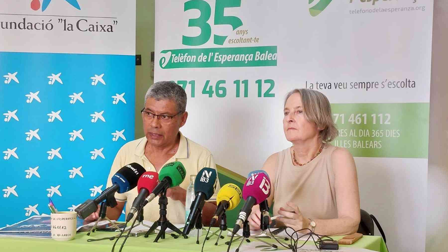 La presidenta del Teléfono de la Esperanza en Baleares, Antonia Serra, y el portavoz, Lino Salas. EUROPA PRESS
