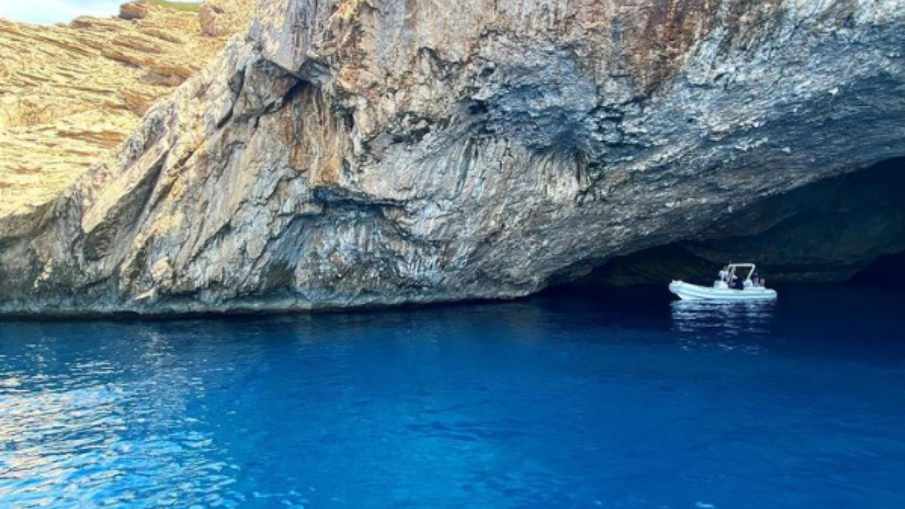 La espectacular cueva marina para disfrutar de un buen baño en Cabrera