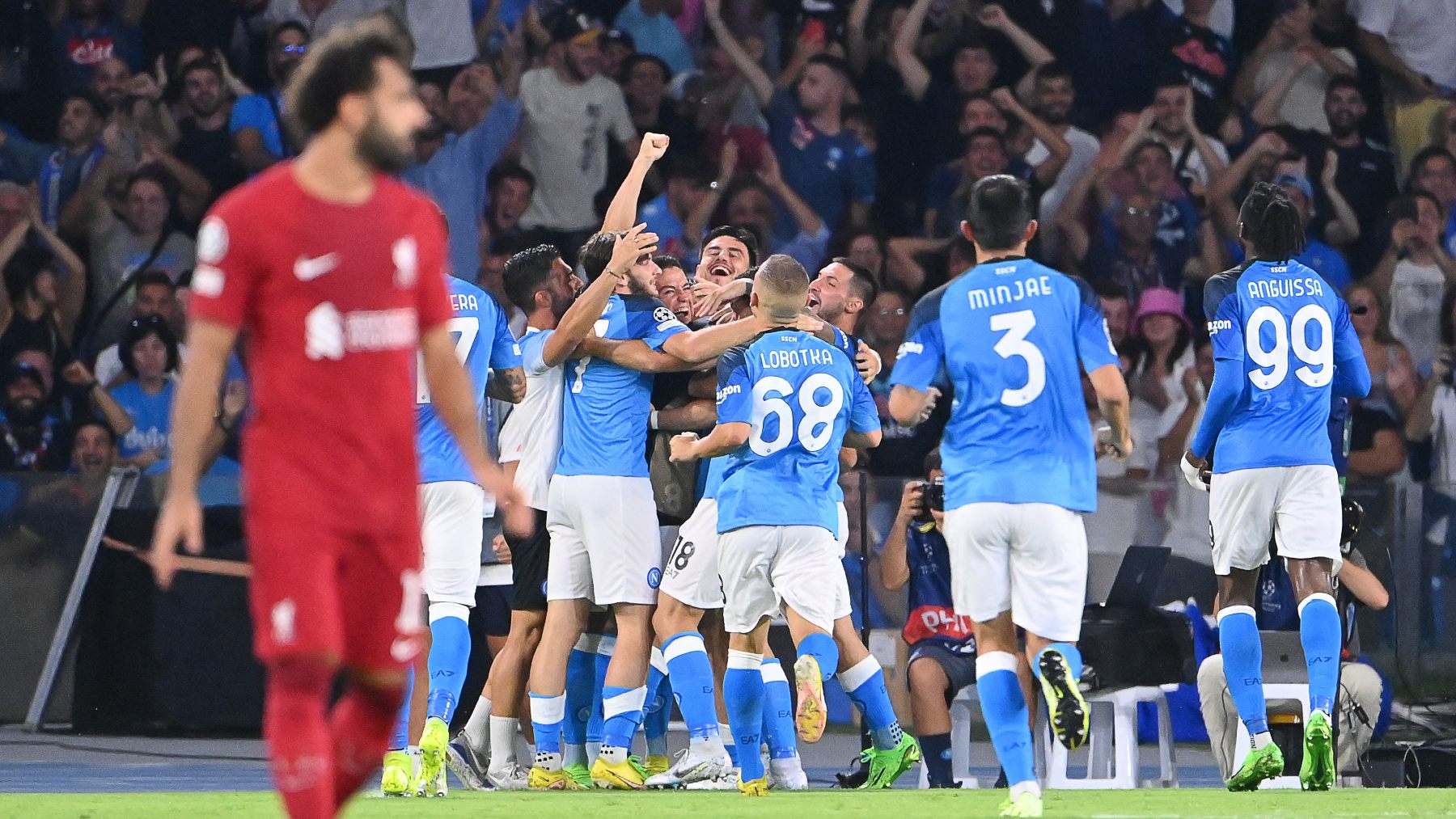 Los jugadores del Nápoles celebran uno de los goles. (AFP)