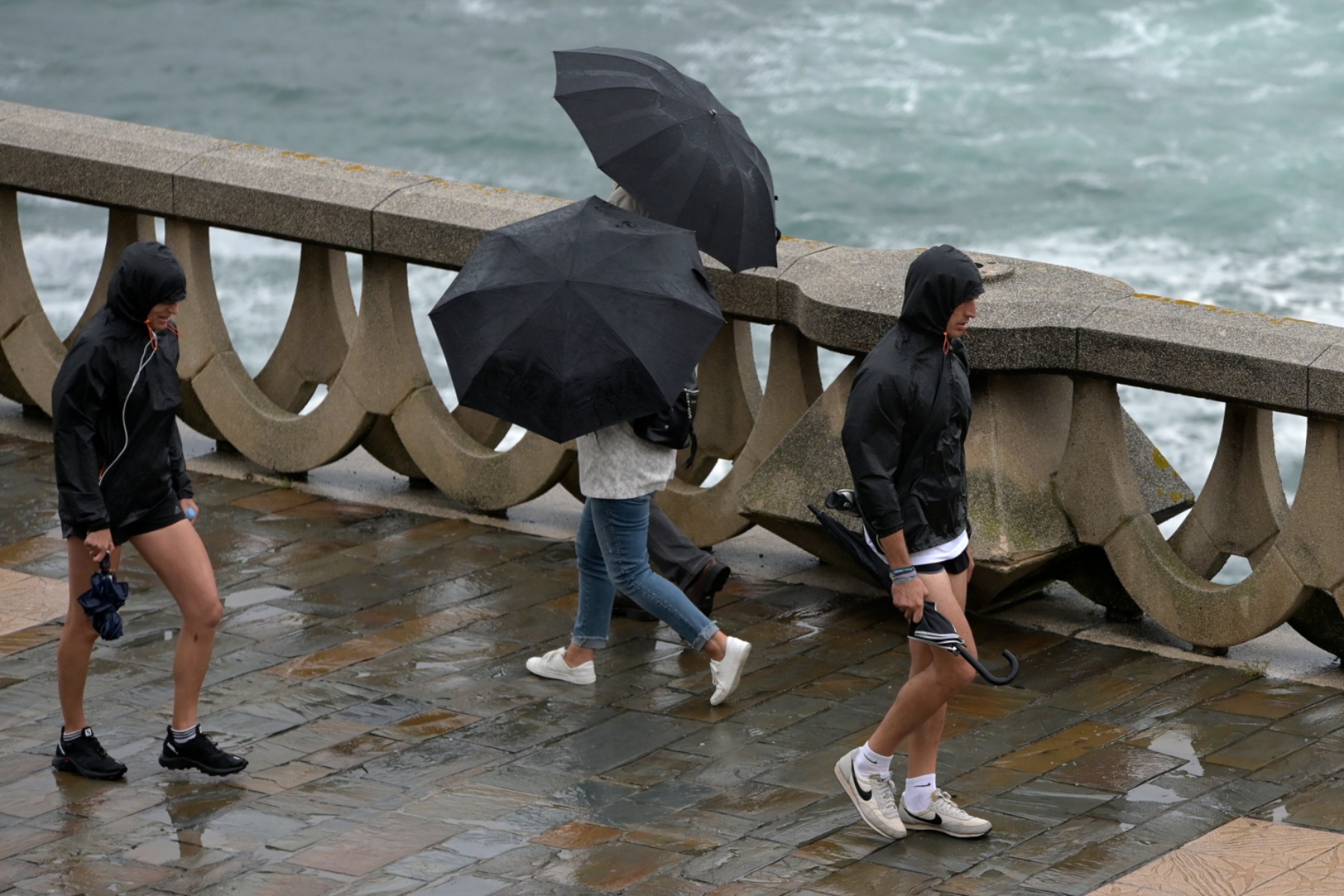 Varias personas con paraguas en La Coruña (EP)